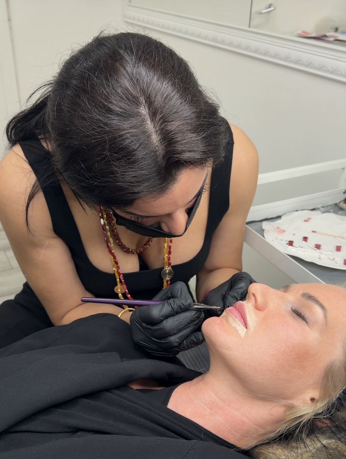 Skarlet Leon performing lip blush during master course Bournemouth